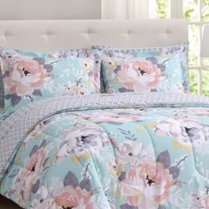 Bedding - Brand new 3 pieces King reversible comforter set Bedding - Brand new 3 pieces King reversible comforter set